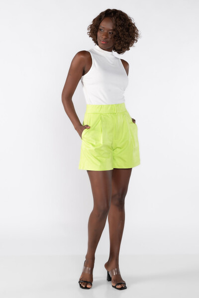 Foto short em suede com pence