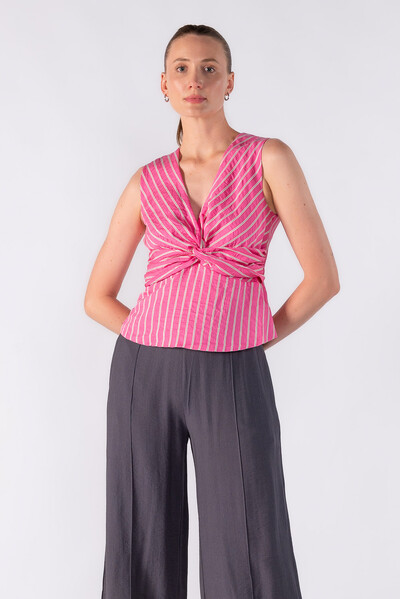 Foto Blusa em listras peplum com detalhe no busto