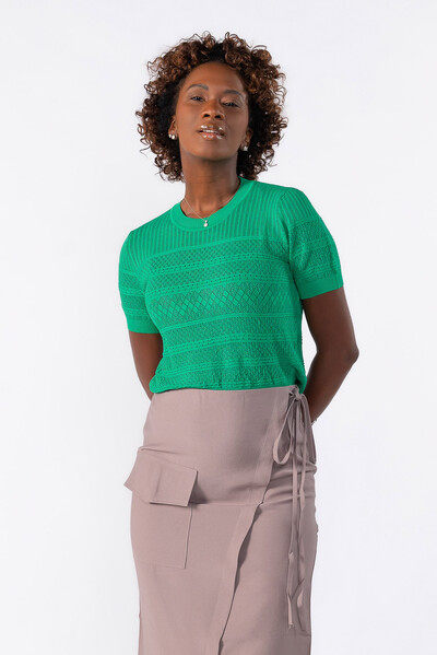 Foto Blusa curta de tricot trabalhado