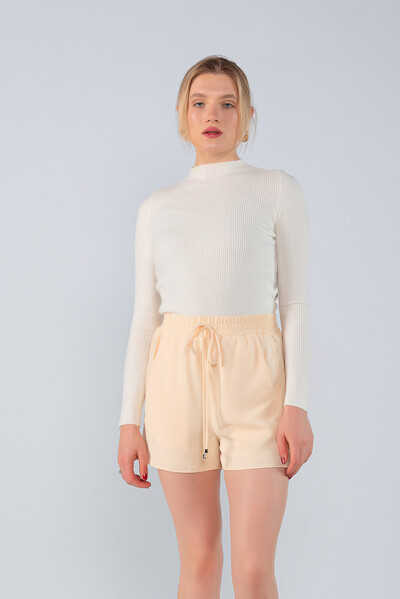 Foto Shorts crepe com bolsos e detalhes em strass