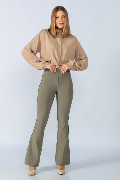 Foto Calca flare lycra detalhe courino lateral