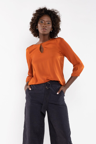 Foto Blusa em viscose manga bufante detalhe botao