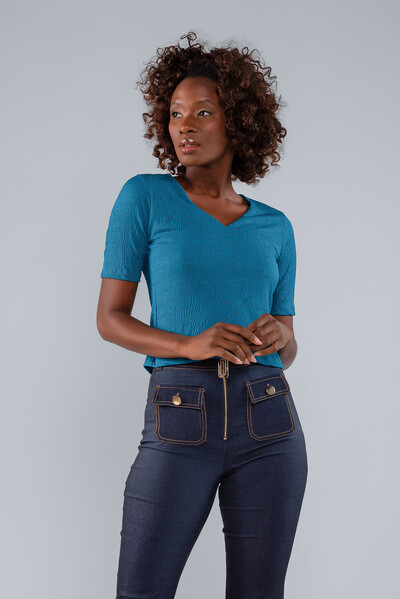 Foto Blusa texturizada curta decote v