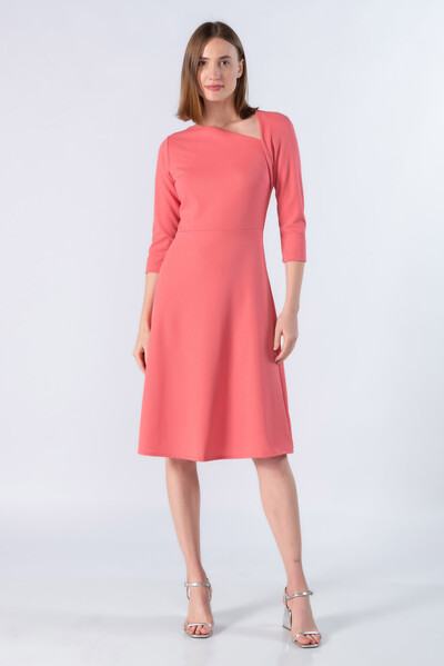 Foto Vestido midi decote moderno