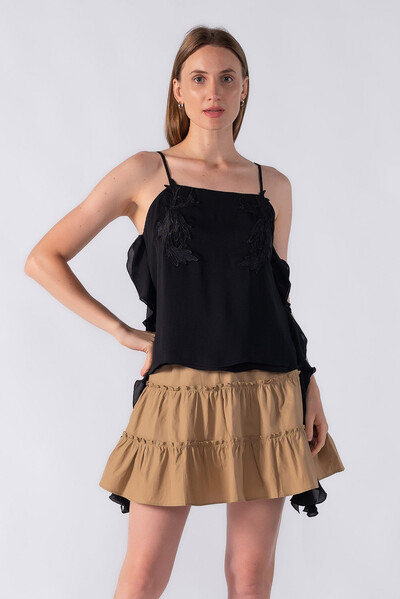 Foto Blusa com aplicação em renda e babados laterais