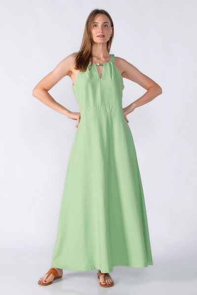 Foto Vestido longo com detalhe no decote