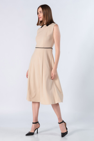 Foto Vestido midi em poliester gola classica