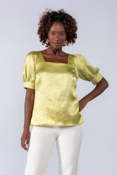 Foto Blusa acetinada decote quadrado