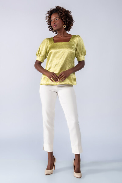 Foto Blusa acetinada decote quadrado