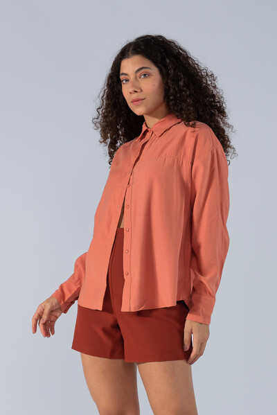 Foto Camisa oversize em viscose e botao frontal