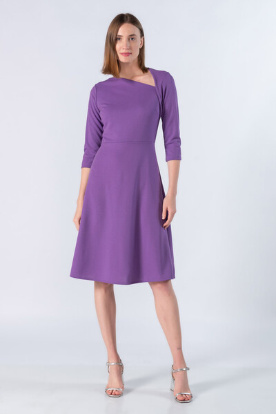 Foto Vestido midi decote moderno