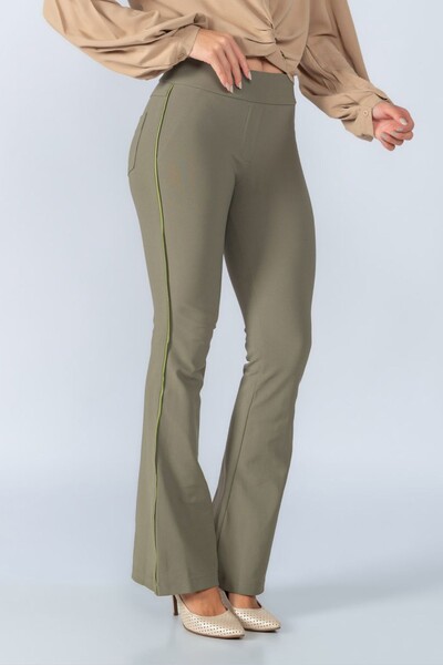Foto Calca flare lycra detalhe courino lateral