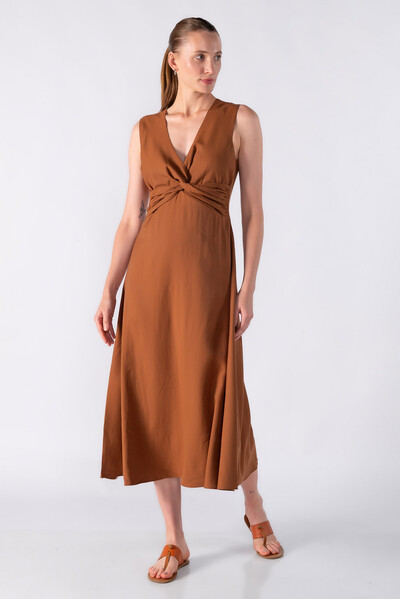 Foto Vestido midi com torcao no busto