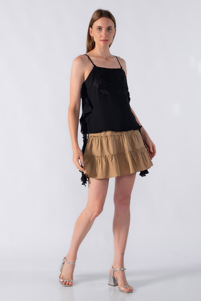 Foto Blusa com aplicação em renda e babados laterais