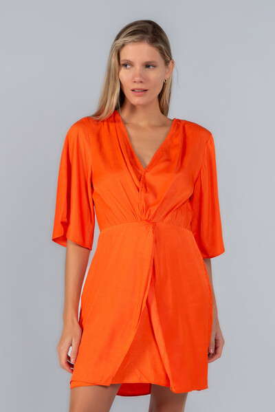 Foto Vestido curto acetinado tranpasse manga sino