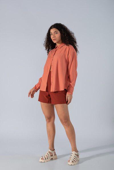 Foto Camisa oversize em viscose e botao frontal