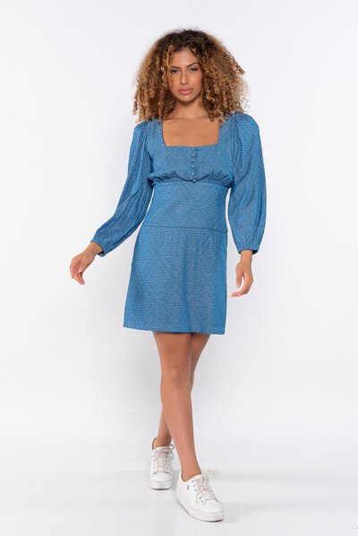 Foto Vestido curto jaquard decote quadrado detalhe botoes