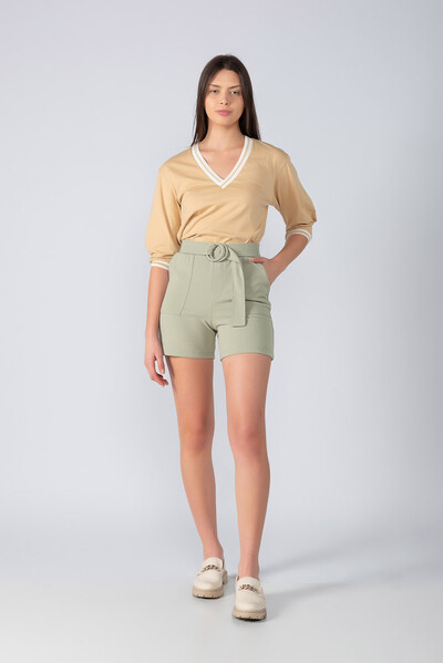 Foto Shorts crepe liso detalhe cinto e bolsos