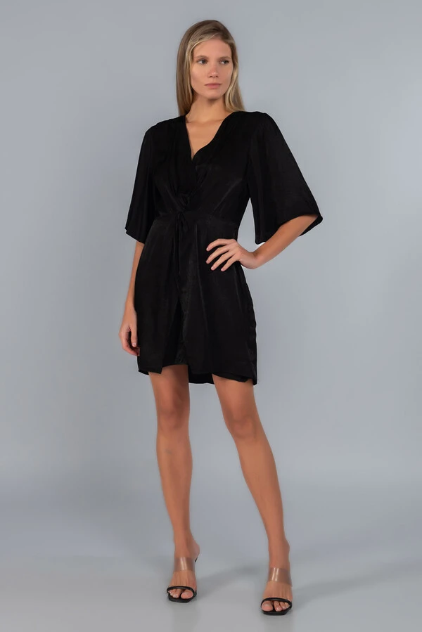Vestido curto acetinado tranpasse manga sino