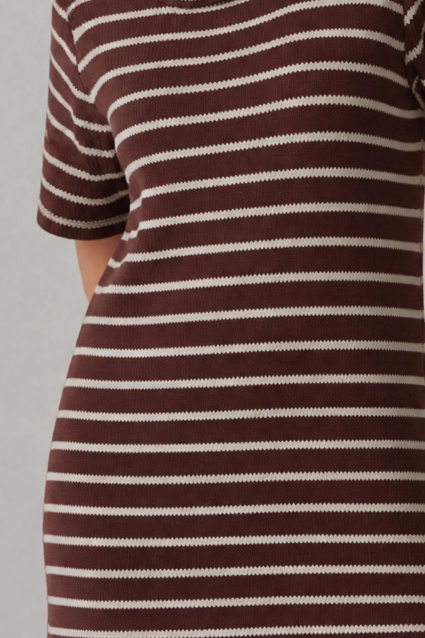 Vestido midi listrado com gola solta