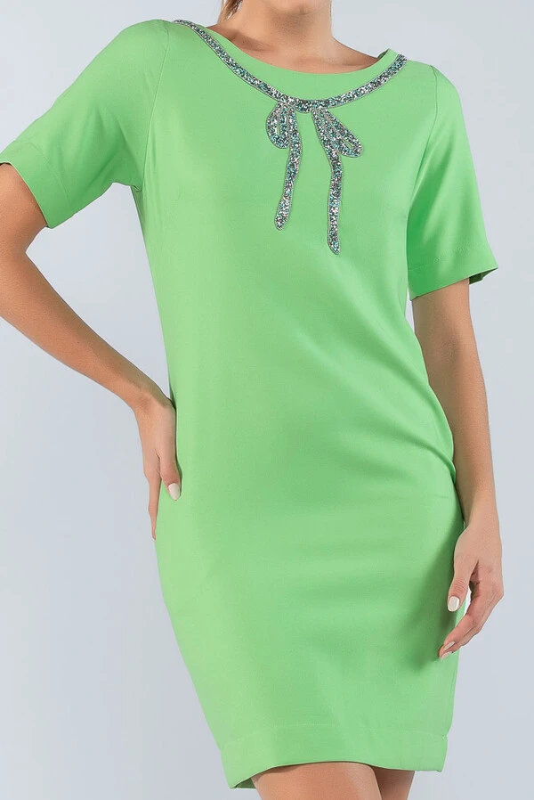 Vestido curto de manga com detalhe strass