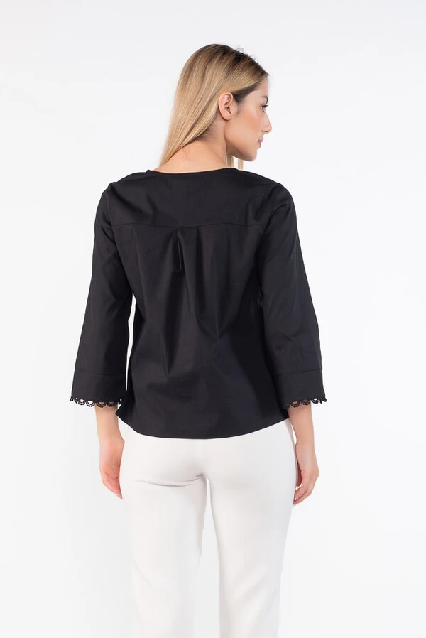 Camisa em algodao com aplicacoes em guipir