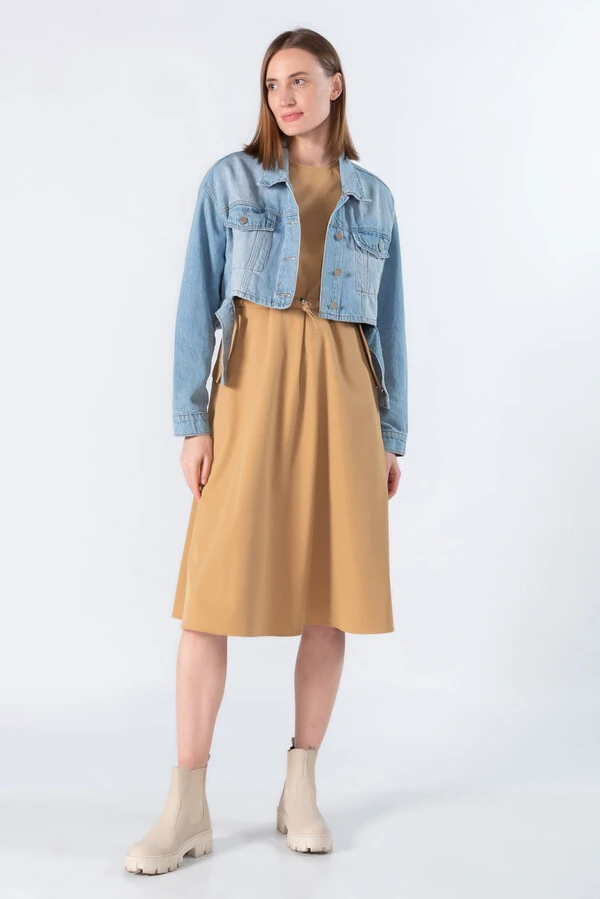 Vestido midi detalhe de ajuste na cintura