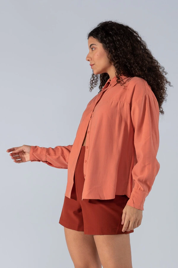 Camisa oversize em viscose e botao frontal