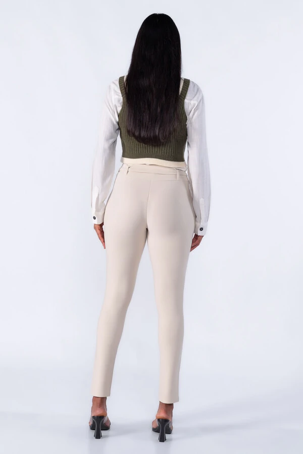 Calça cenoura pregas bolso