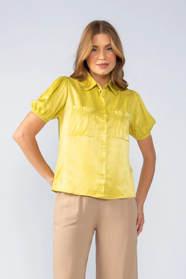 Blusa acetinada com 2 bolsos e botoes