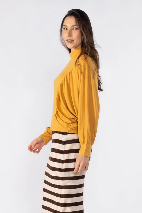 Blusa manga morcego com detalhe franzido