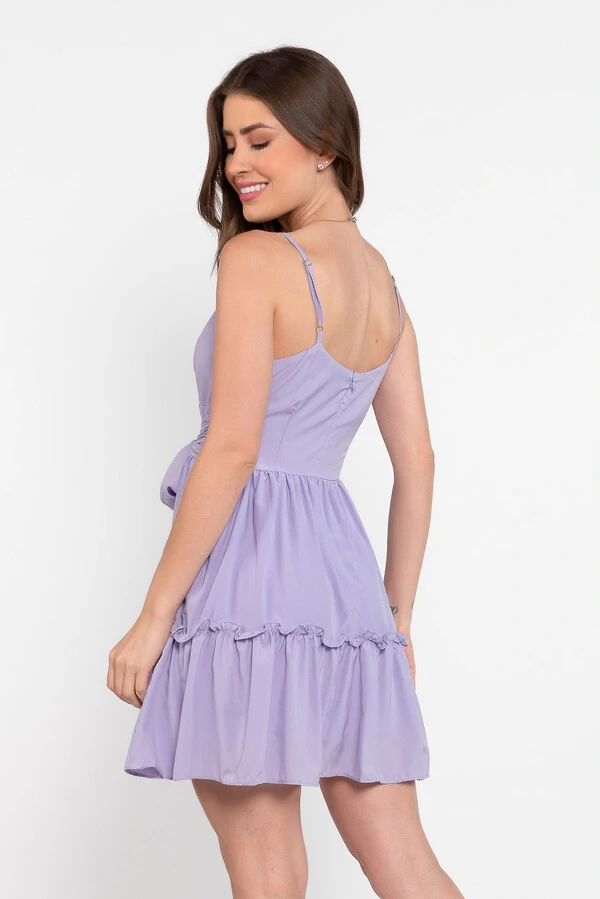 Vestido curto com babados e faixa embutida