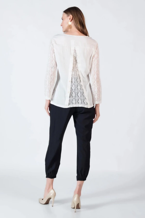 Blusa renda guippir com botoes