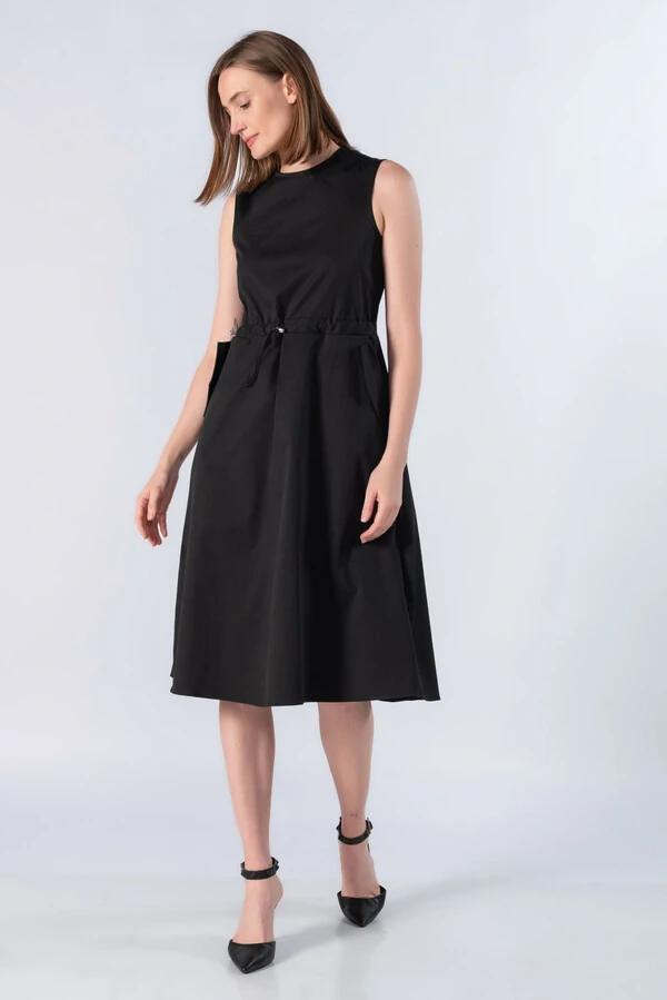 Vestido midi detalhe de ajuste na cintura