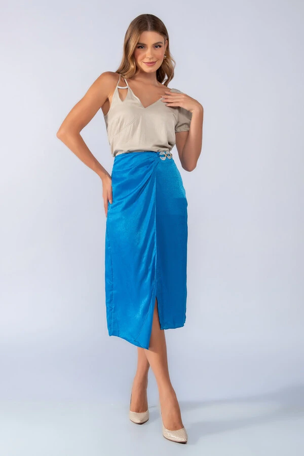 Saia midi acetinada com fivela acrilica