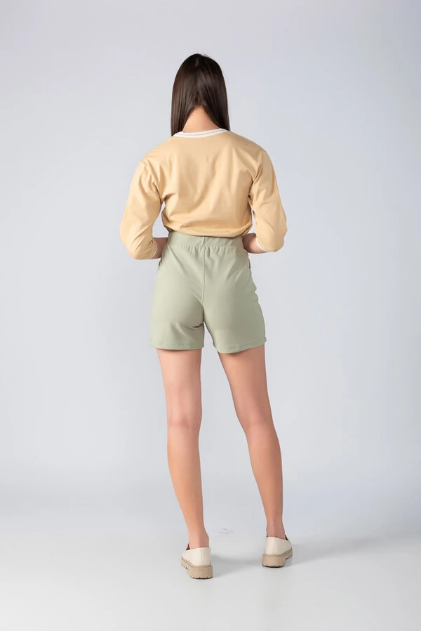 Shorts crepe liso detalhe cinto e bolsos