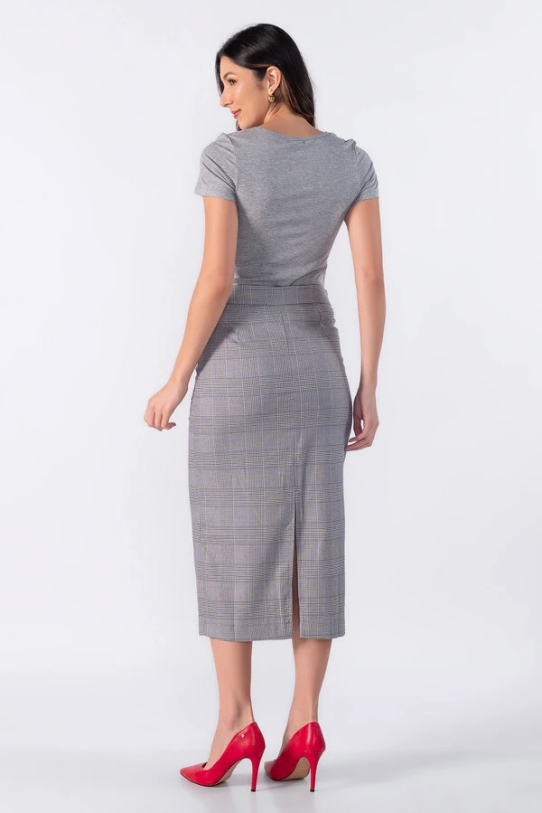 Blusa basica recorte em v no decote