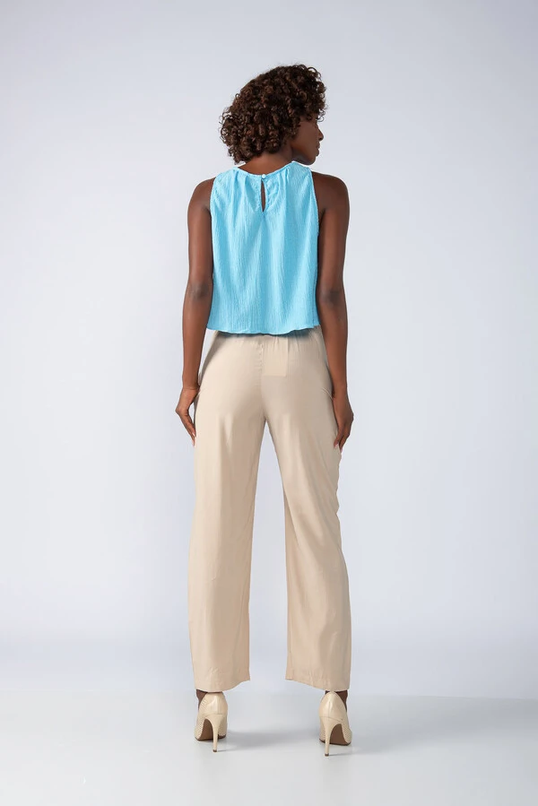Blusa cropped em crepe texturizado