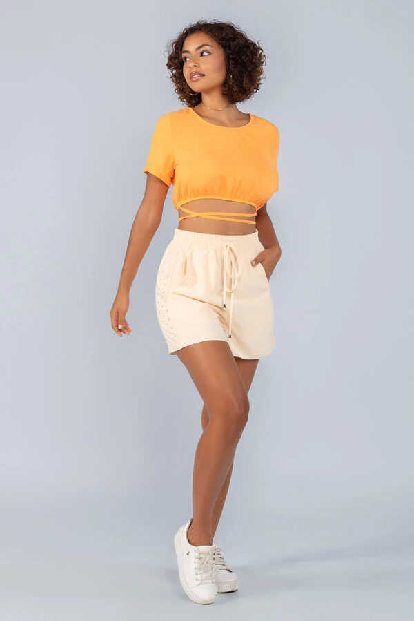 Blusa cropped em crepe elastico e amarracao cintura
