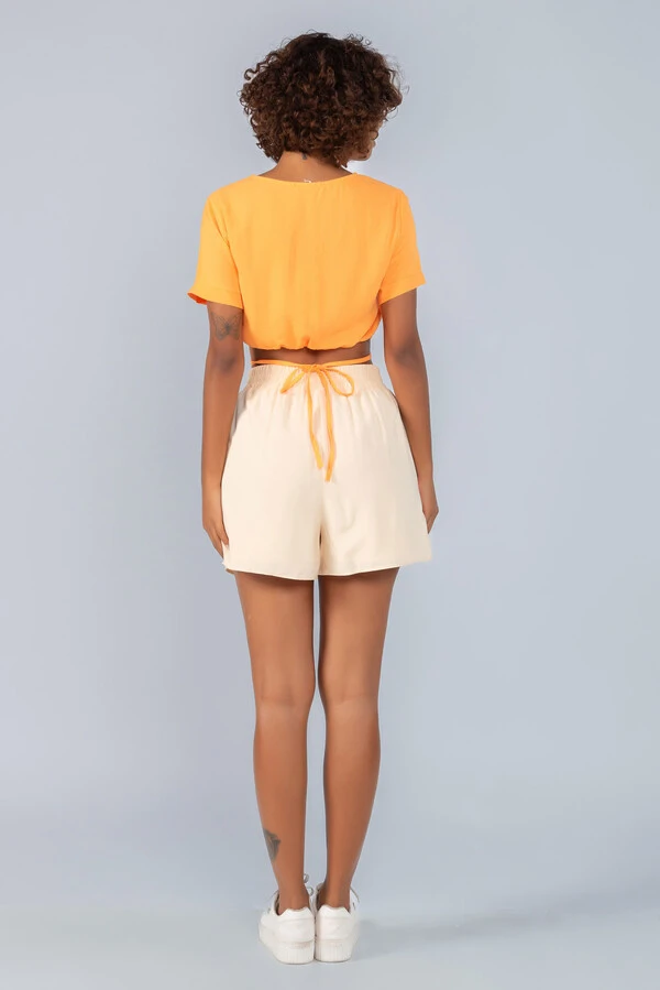 Blusa cropped em crepe elastico e amarracao cintura