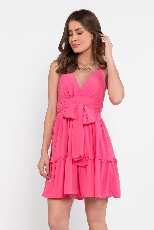 Vestido curto com babados e faixa embutida