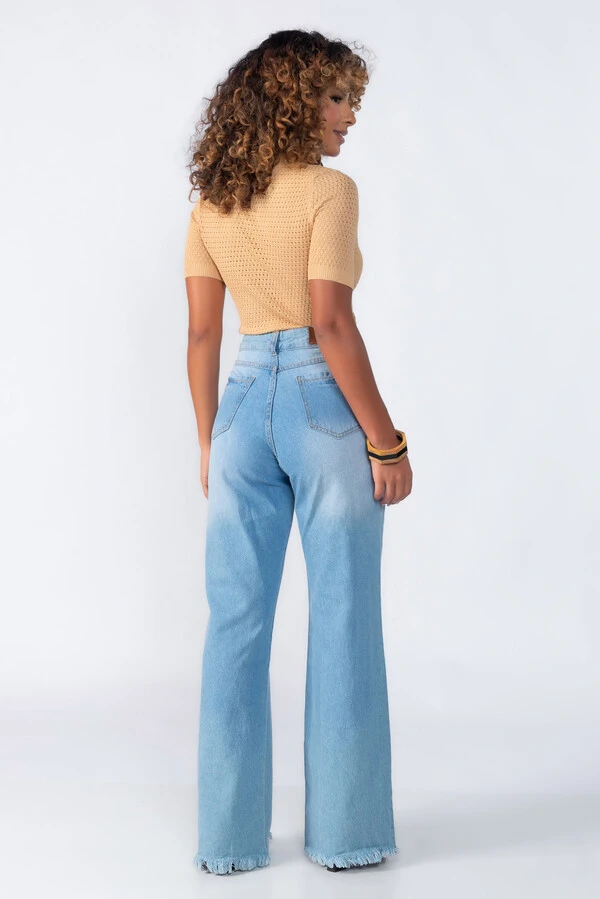 Blusa detalhe furinhos