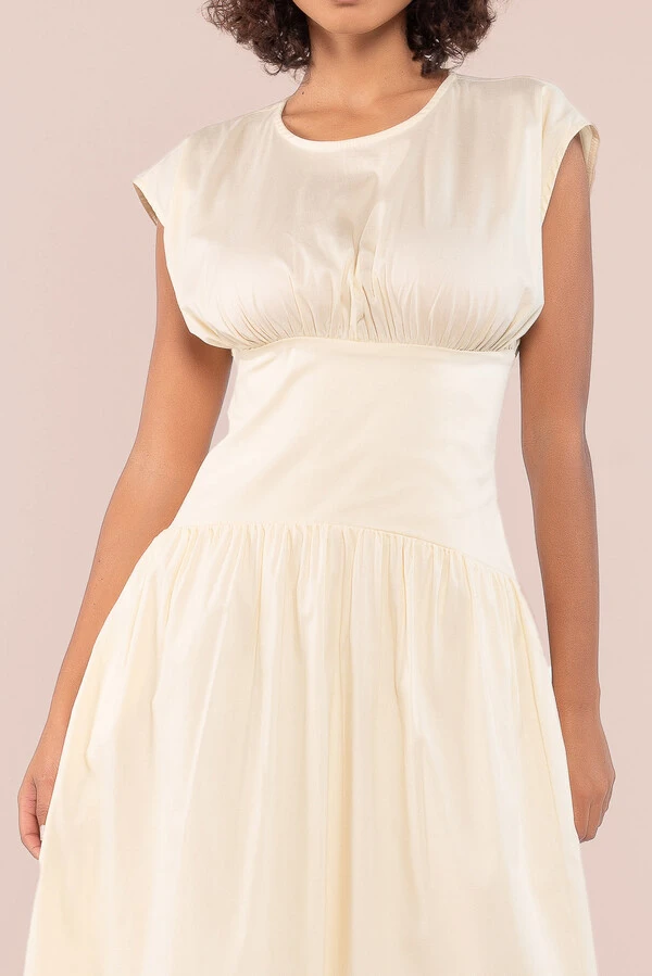Vestido midi em algodao com pregas acinturado