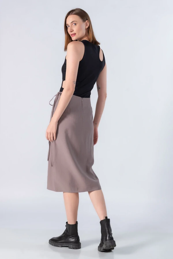 Saia midi em viscose com bolso e faixa