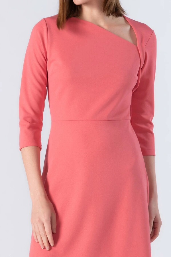 Vestido midi decote moderno