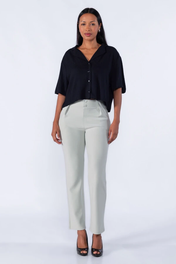 Calça com pregas frontais