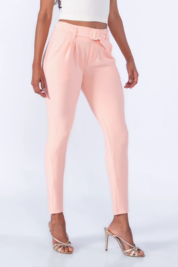 Calça cenoura pregas bolso