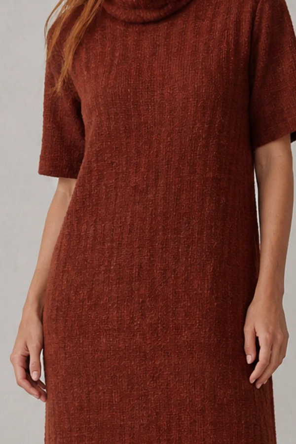 Vestido midi com gola solta