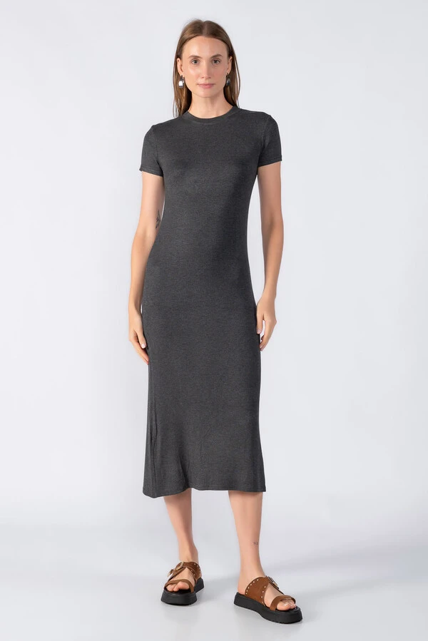 Vestido midi manga curta canelado