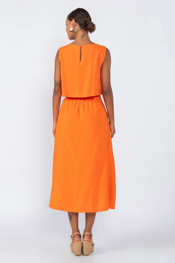 Vestido midi com elastico recorte nas costas